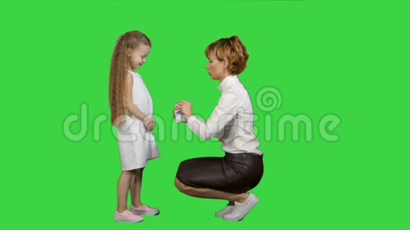 担心的母亲在绿色屏幕上给女儿吃药铬钥匙视频的预览图