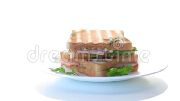 新鲜三明治里面有蔬菜培根和奶酪视频的预览图