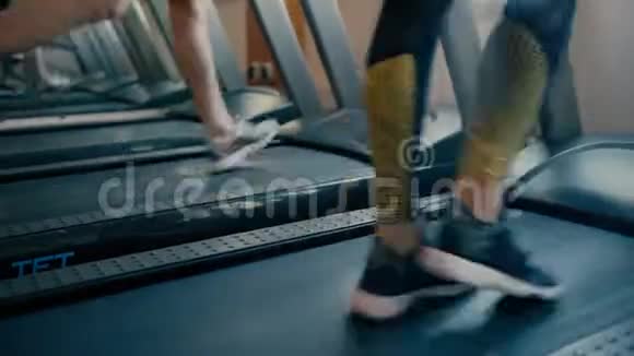 美丽的运动型黑发女人平均年步行跑步在跑步机健身房锻炼4千克视频的预览图