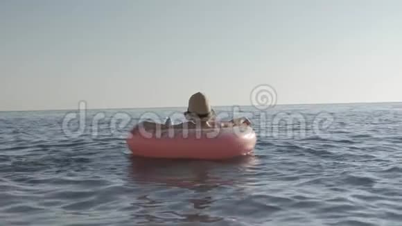 暑假在海上放松的儿童视频的预览图