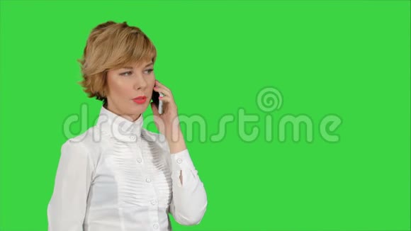 快乐女商人在绿色屏幕上的电话里讲话chroma键视频的预览图