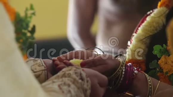 新婚夫妇手捧黄花作为幸福的象征视频的预览图