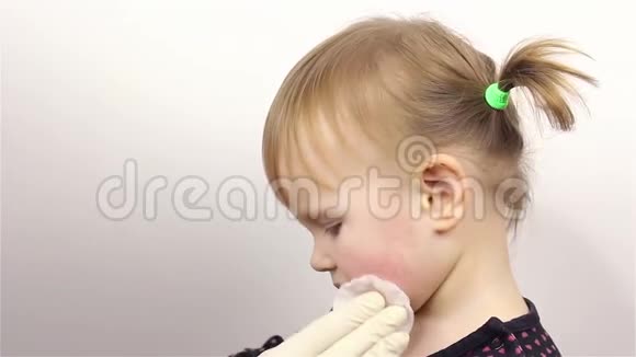皮肤护理一个漂亮的小女孩的肖像妈妈把保湿霜放在脸上视频的预览图