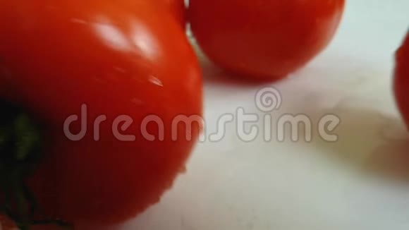白色背景下的番茄水新鲜产品缓慢下降视频的预览图