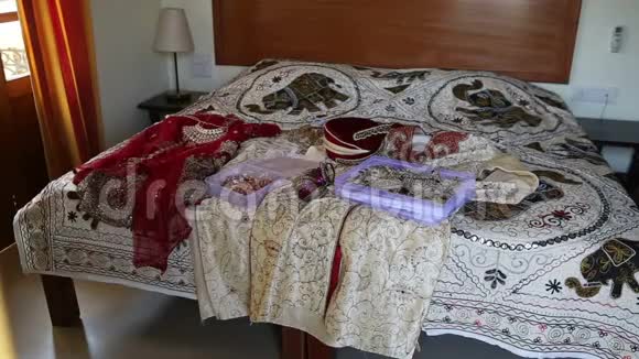 配有印度婚纱和珠宝的大床视频的预览图