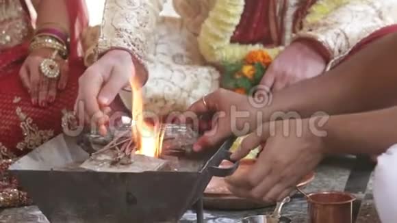 在净化过程中当地妇女将柴火放在锅里视频的预览图