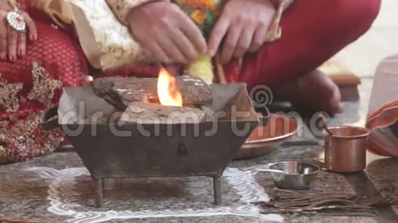 特别仪式壁炉中的橙色火焰燃烧特写视频的预览图