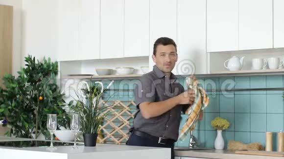 三十岁的白种人或厨师站在明亮的厨房里视频的预览图