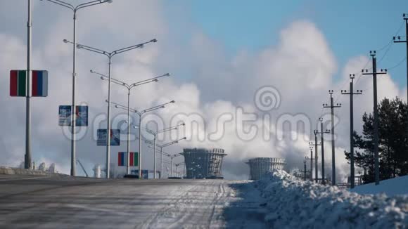 工业景观有吸烟管和灯柱的冬季工厂道路视频的预览图