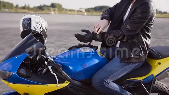 骑摩托车的人戴着特殊的皮手套视频的预览图