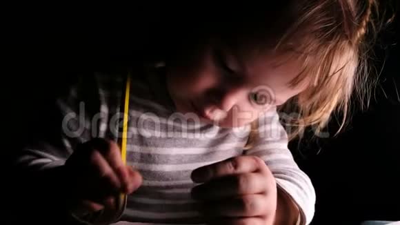 学龄前女孩在一张纸上画一支铅笔特写视频的预览图