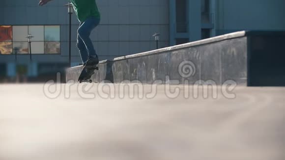 在城市街头玩滑板的年轻人视频的预览图