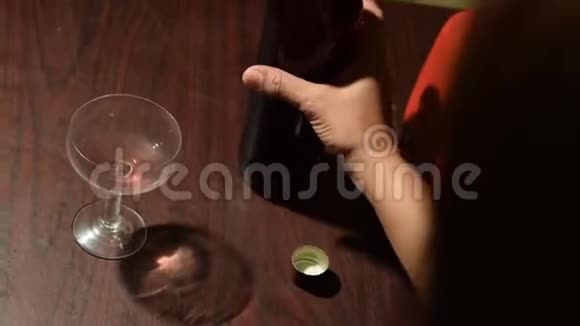 女人的手把红酒倒在老式玻璃上视频的预览图