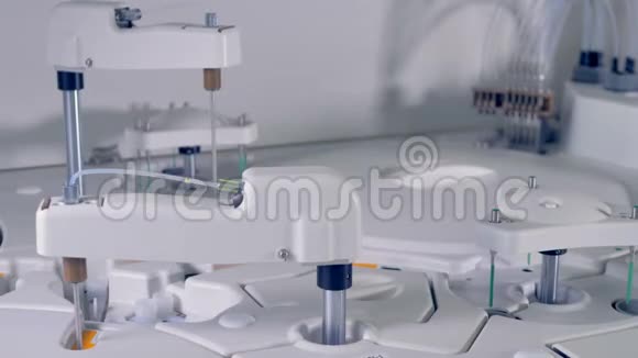 几个样本探针在临床分析仪中测试血液视频的预览图