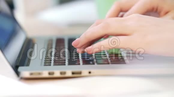 女人的手在笔记本电脑上工作工人在键盘上打字视频的预览图