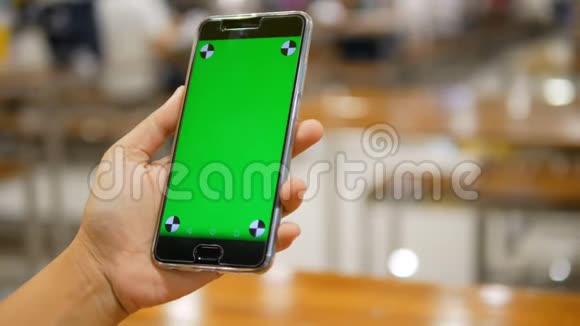 女性手使用移动智能手机带有空白绿色屏幕监视器和应用和无线技术跟踪标记视频的预览图