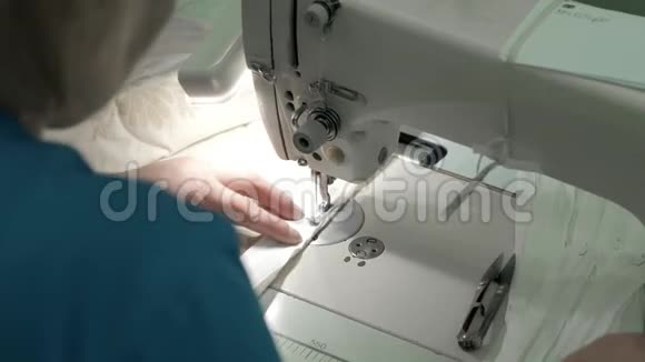 缝纫机缝女人的手妻子的衣服手工制作视频的预览图