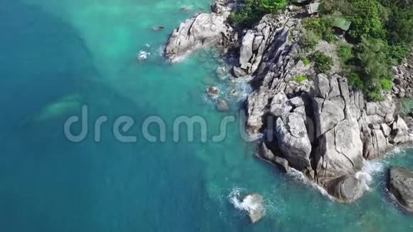 带沙落基海海岸的热带岛屿鸟瞰图视频的预览图