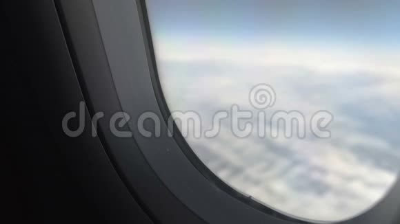 飞机乘客在长时间飞行时关闭遮阳窗休息视频的预览图