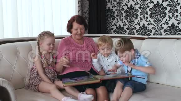 祖母带着孙子孙女看光蛋视频的预览图