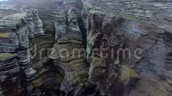摄像机接近岩石中的峡谷安德列夫视频的预览图