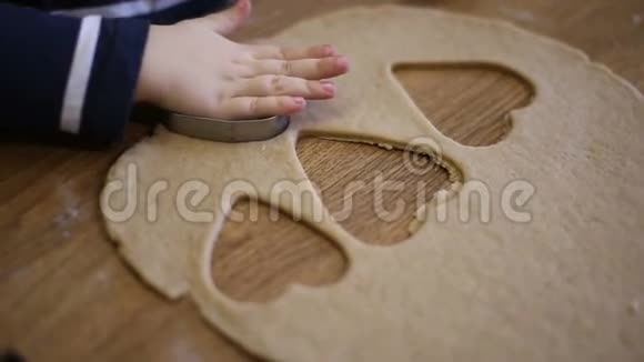 孩子做饼干烘焙视频的预览图