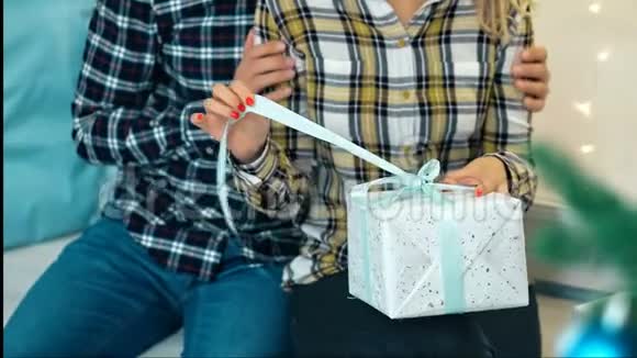 帅哥给他女朋友一个礼品盒视频的预览图
