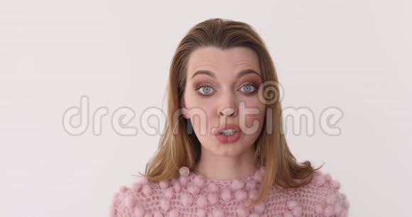 粉色特写中震惊的女性脸视频的预览图