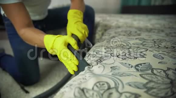 一个清洁公司的人在打扫沙发男士统一沙发清洁布配干蒸汽清洁剂视频的预览图