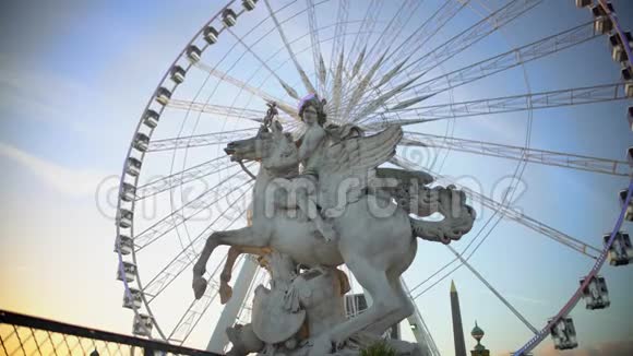 摩天轮旋转的大理石雕像后面的马术骑翼种马视频的预览图