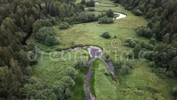 奥维桑卡蜿蜒河流的自然景观视频的预览图