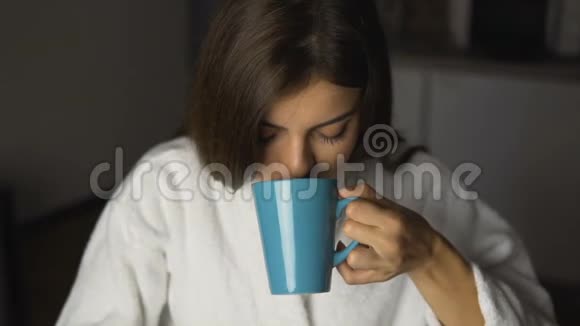 迷人的女孩享受咖啡时光视频的预览图