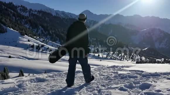 4K成功滑雪者冒险到冬山的镜头视频的预览图