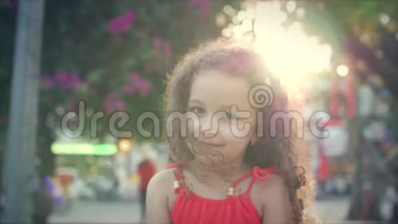 公园里开花树附近的小漂亮女孩画像宝宝和自然美的概念视频的预览图