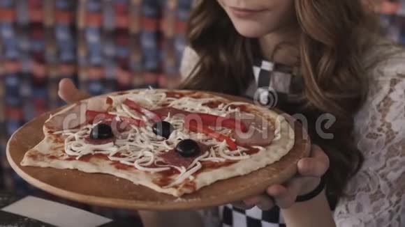 很年轻的女孩喜欢披萨的味道慢慢地视频的预览图