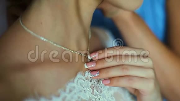 新娘手里拿着结婚戒指看着窗户视频的预览图