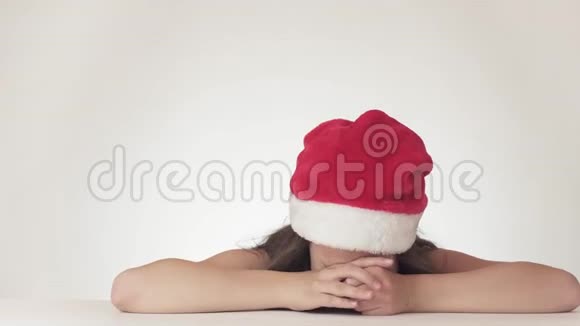 戴着圣诞老人帽子的歇斯底里的少女正在哭泣并要求在白色背景股票上得到想要的东西视频的预览图