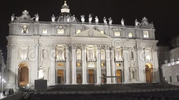 梵蒂冈美丽的圣彼得教堂附近的舞台和座位旅游景点视频的预览图
