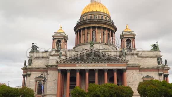 圣以萨克大教堂背景下多云的天空圣彼得堡视频的预览图