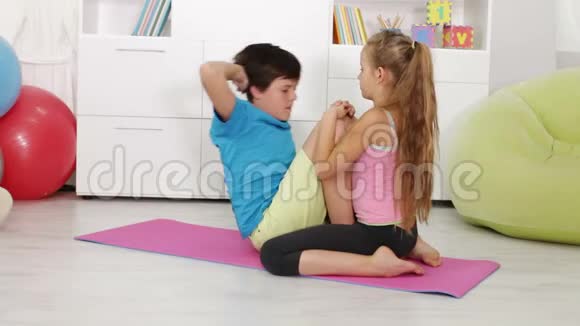 男孩在家锻炼做腹部强化运动视频的预览图