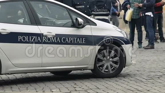 在犯罪现场的警车确保罗马公共和平的警官行动缓慢视频的预览图