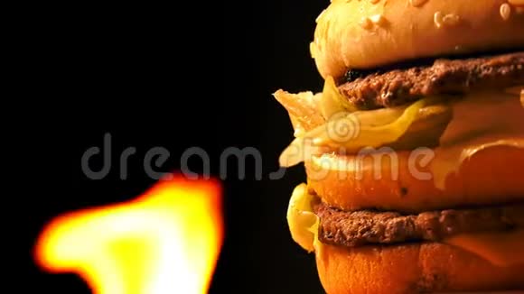 美味的肉汉堡包着火了视频的预览图
