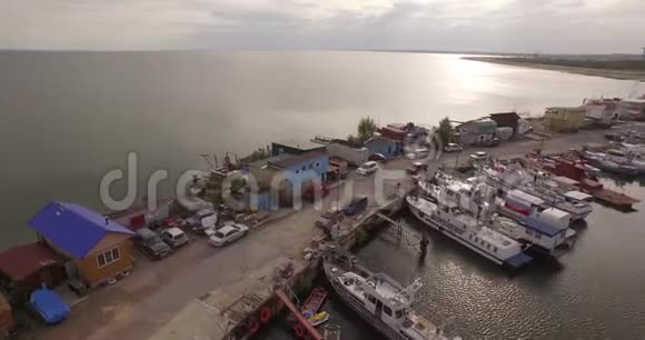 夏季日落时乘船缓慢飞行空中观景俄罗斯新西伯利亚视频的预览图