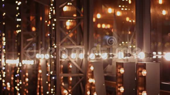 电动花环装饰晚餐餐厅圣诞心情和放松视频的预览图