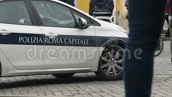 意大利警察保卫罗马市的公共秩序值班警官视频的预览图