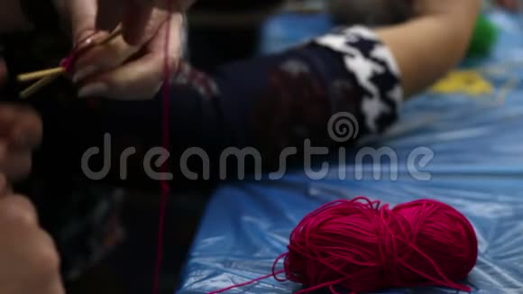 用纱线做DIY的女性手制作曼陀罗的古老创意技术视频的预览图