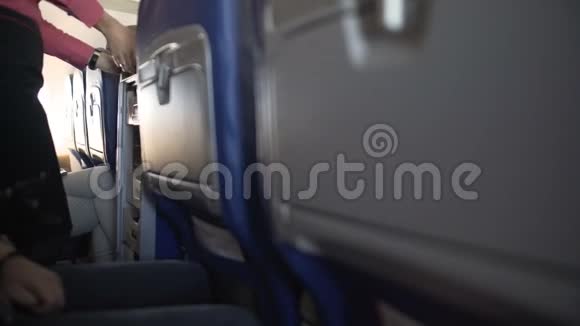 空乘人员为乘坐飞机的乘客提供飞机餐视频的预览图