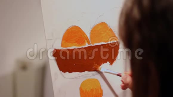 年轻女士用油画艺术工作室创造力和爱好绘画视频的预览图