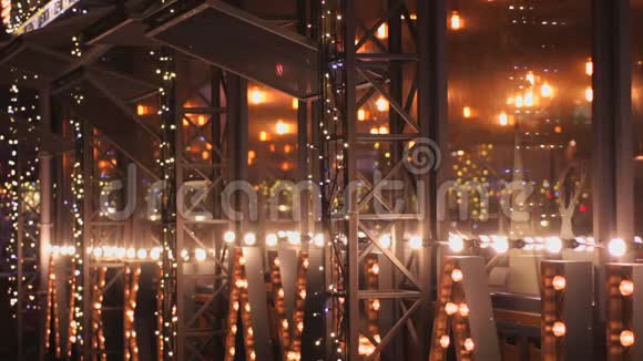 圣诞节的气氛漂亮的LED照明咖啡厅门面节日装饰视频的预览图