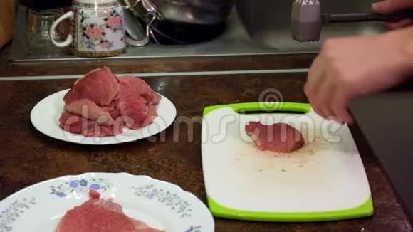 厨师比砧板上的肉好视频的预览图